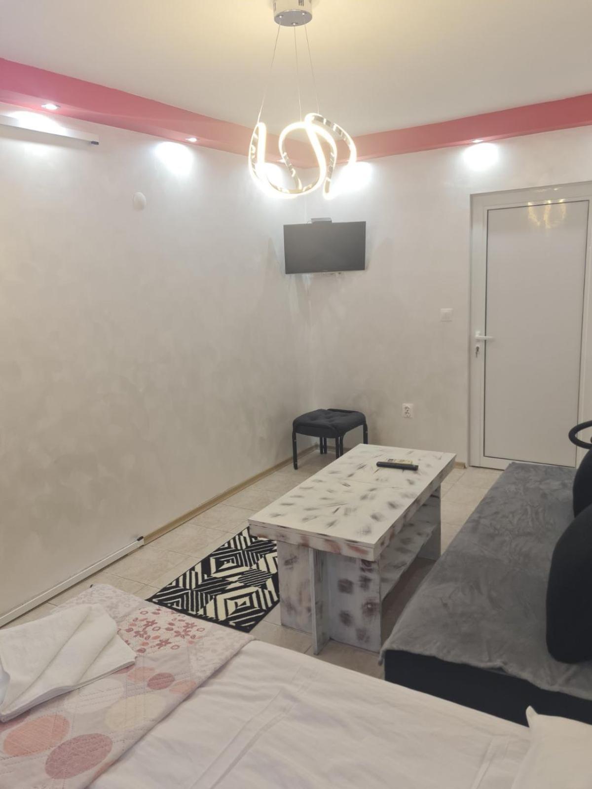 Day And Night Apartment Veliko Tarnovo Exterior photo